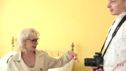 Dee Lite - Tries Out Modeling And Seduces The Photographer